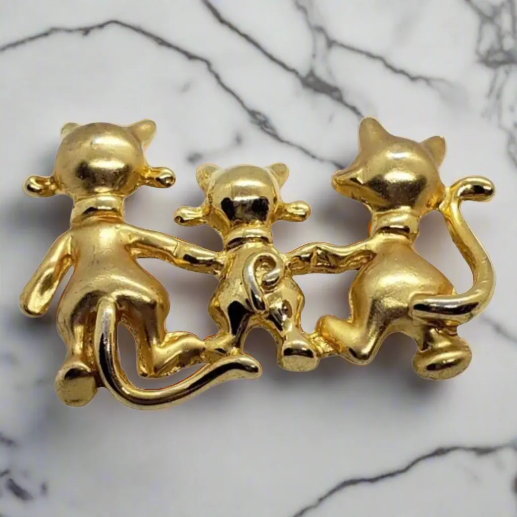 9K Gold Plated Cat Family Brooch – 4cm x 2.5cm | Cute & Elegant Feline Pin