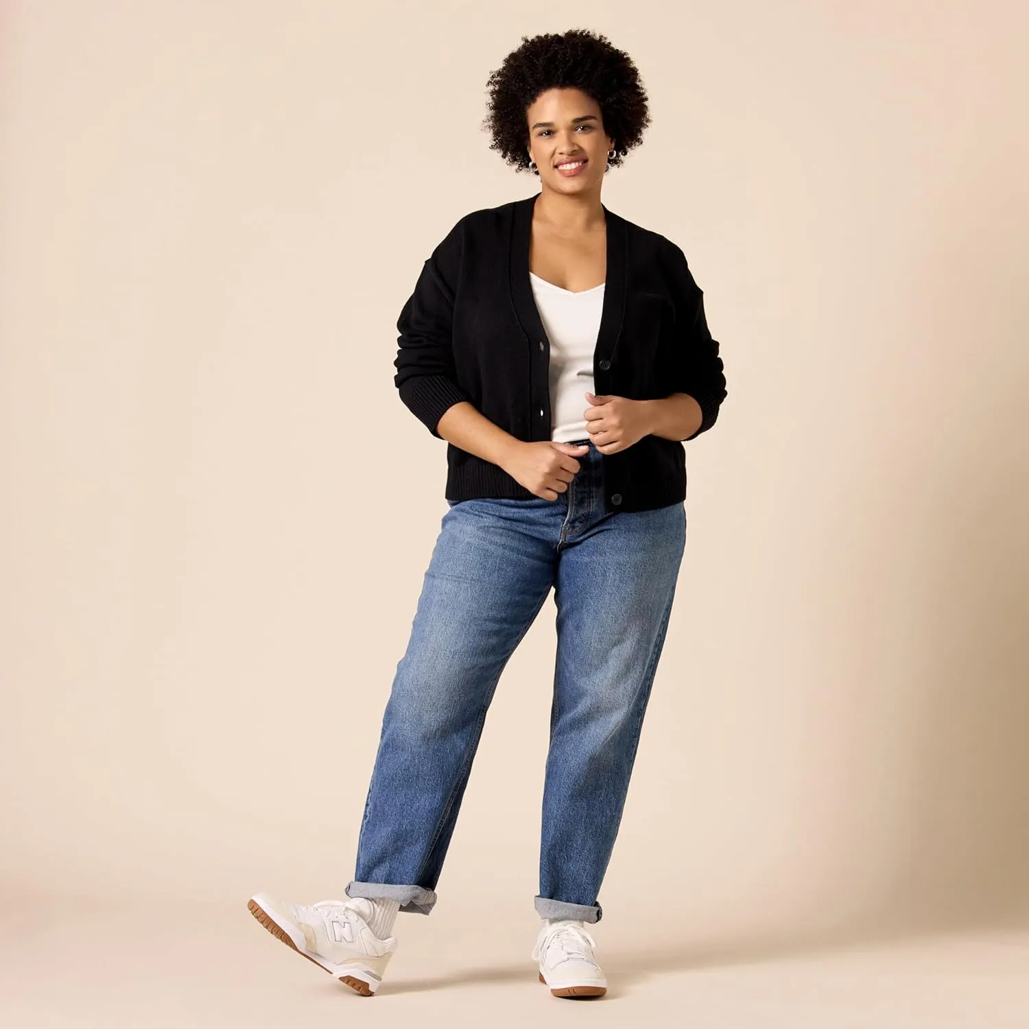 Amazon Essentials Women's Relaxed Fit V-Neck Cropped Cardigan