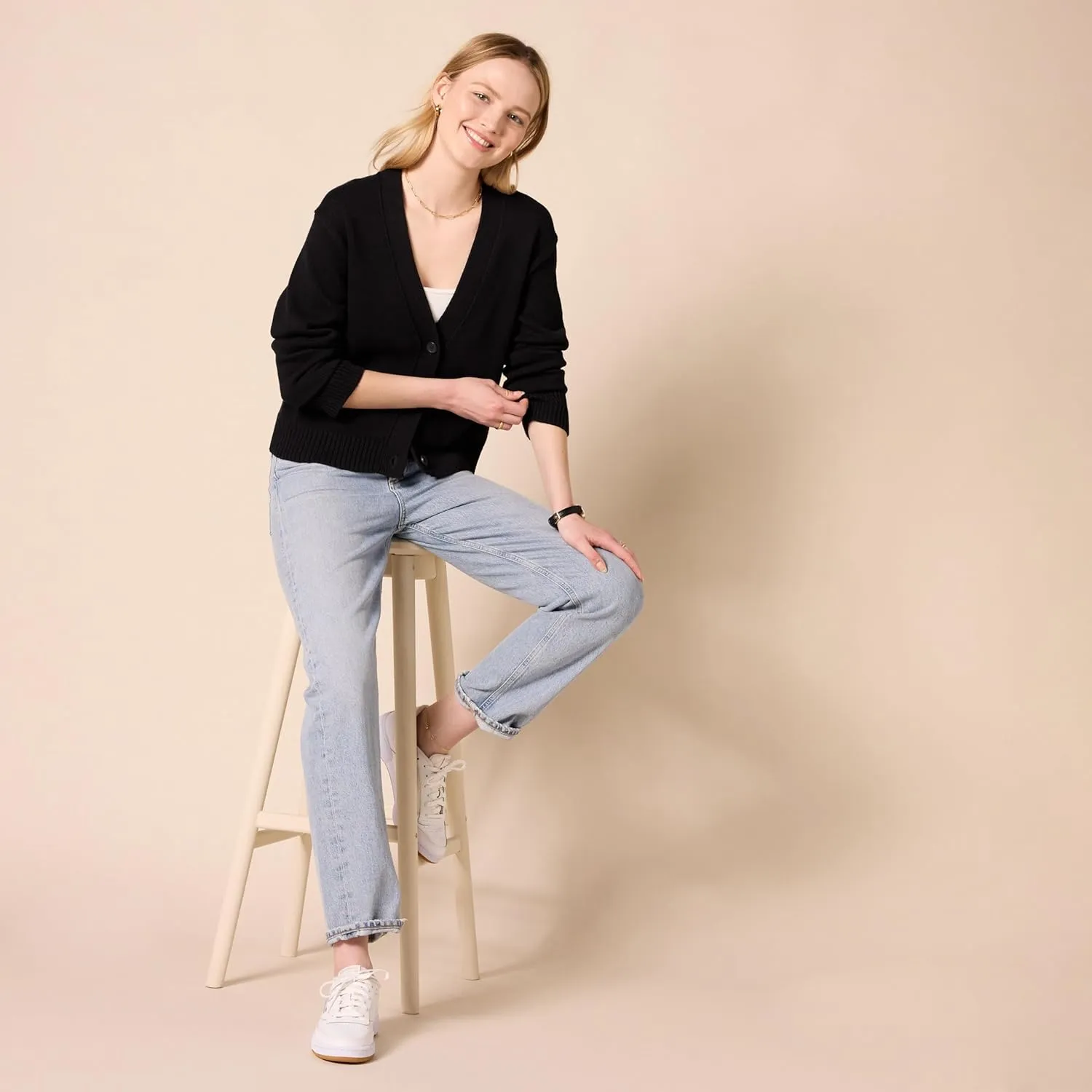 Amazon Essentials Women's Relaxed Fit V-Neck Cropped Cardigan
