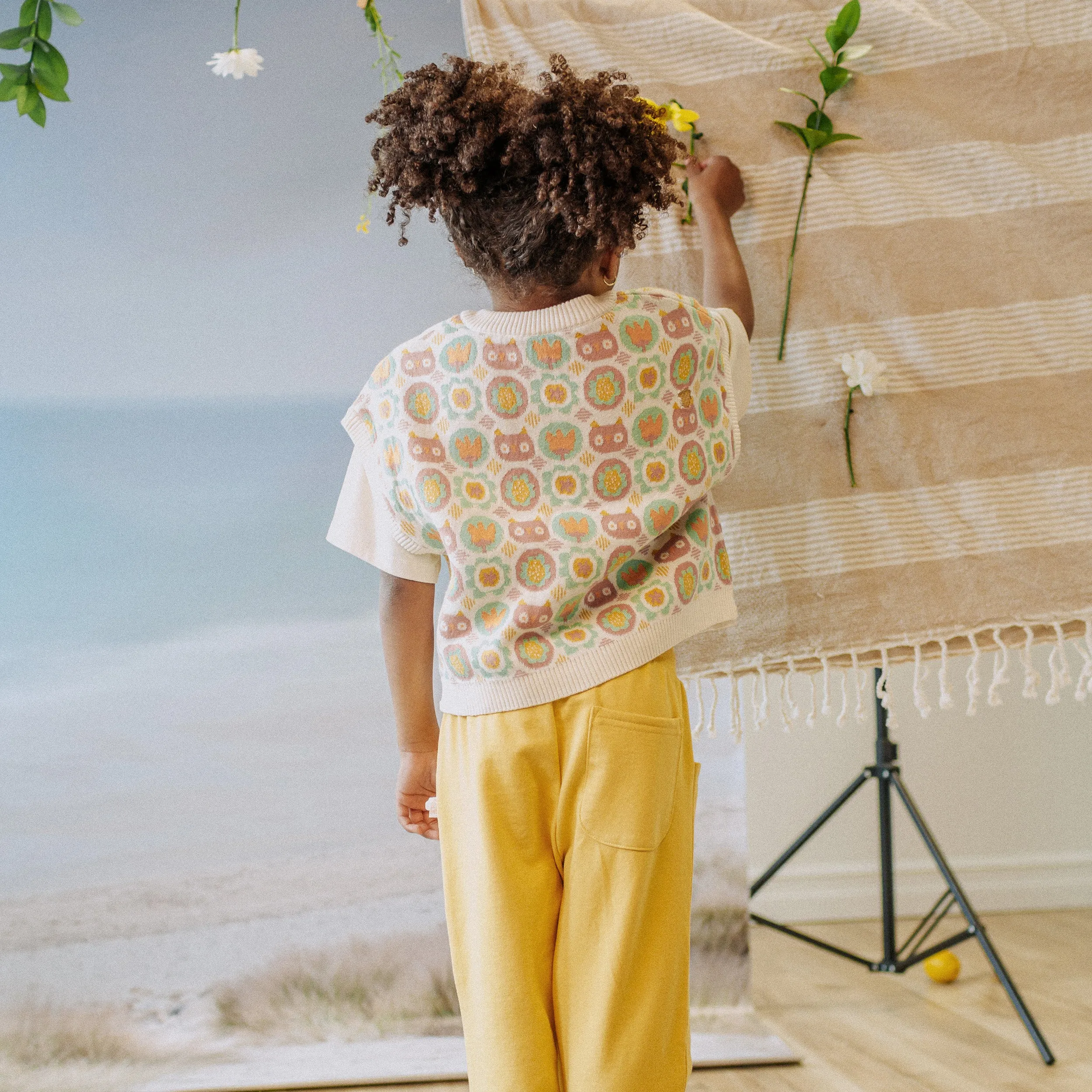 Débardeur de maille crème sans manche à motifs, enfant || Cream patterned no sleeved tank top in knitwear, child