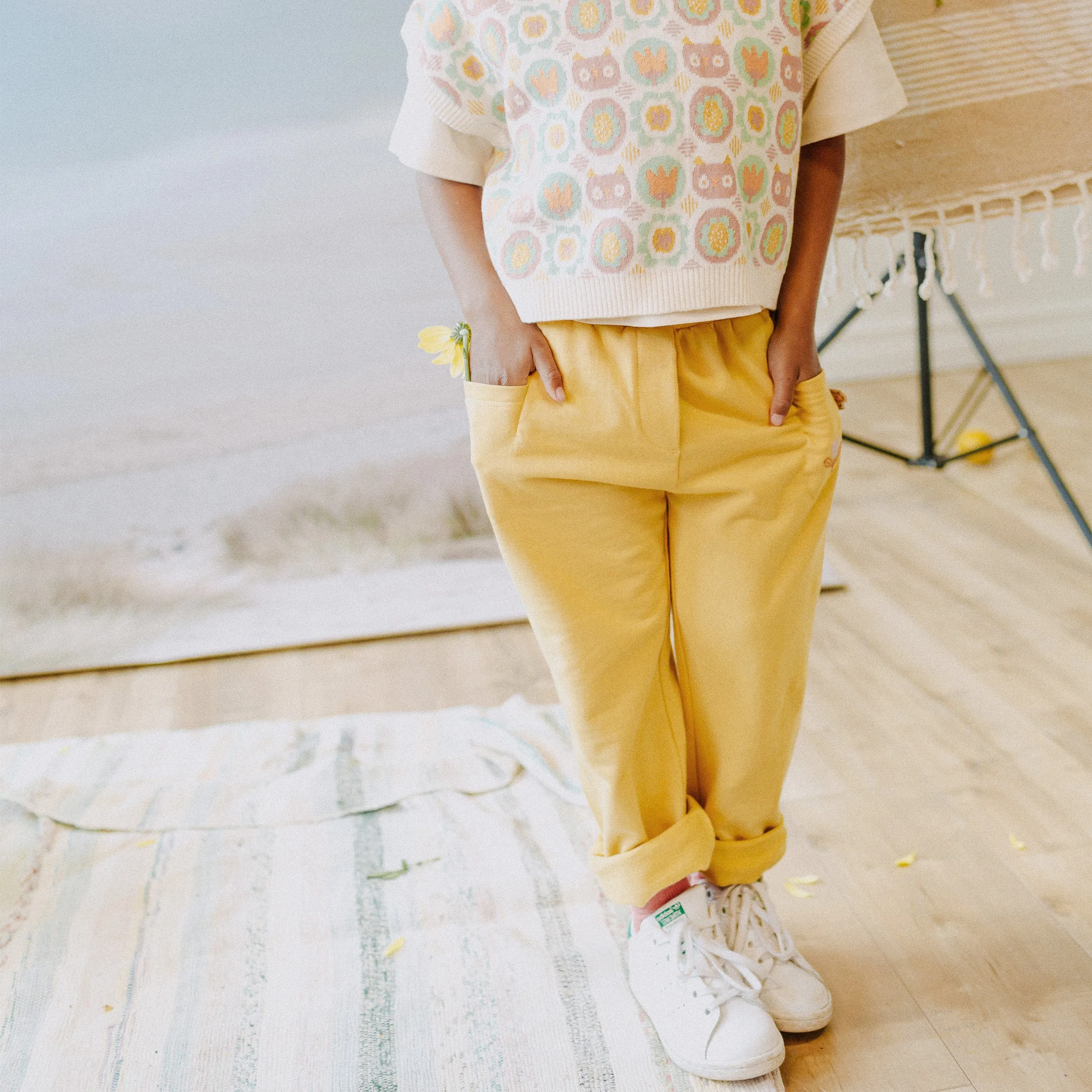 Débardeur de maille crème sans manche à motifs, enfant || Cream patterned no sleeved tank top in knitwear, child