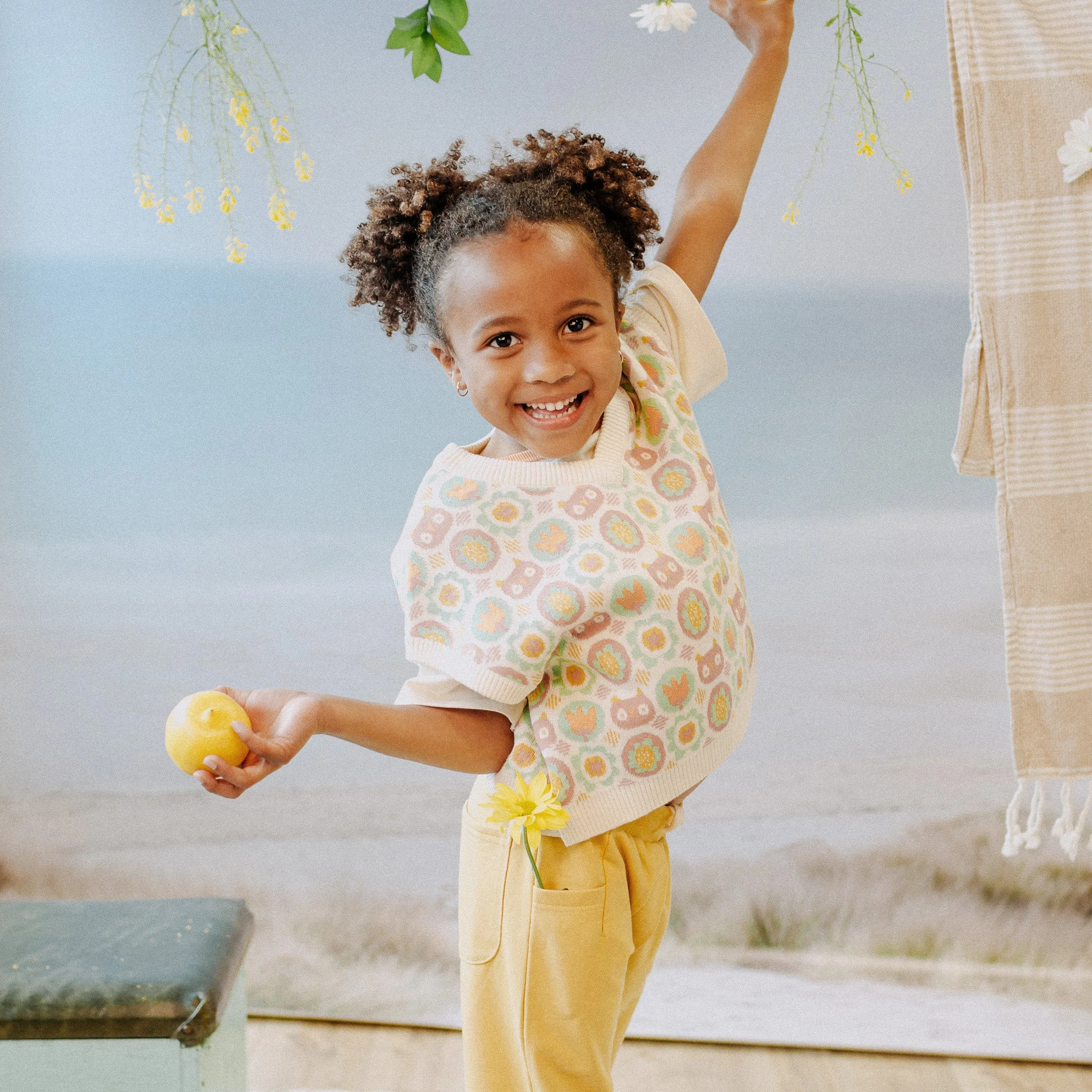 Débardeur de maille crème sans manche à motifs, enfant || Cream patterned no sleeved tank top in knitwear, child