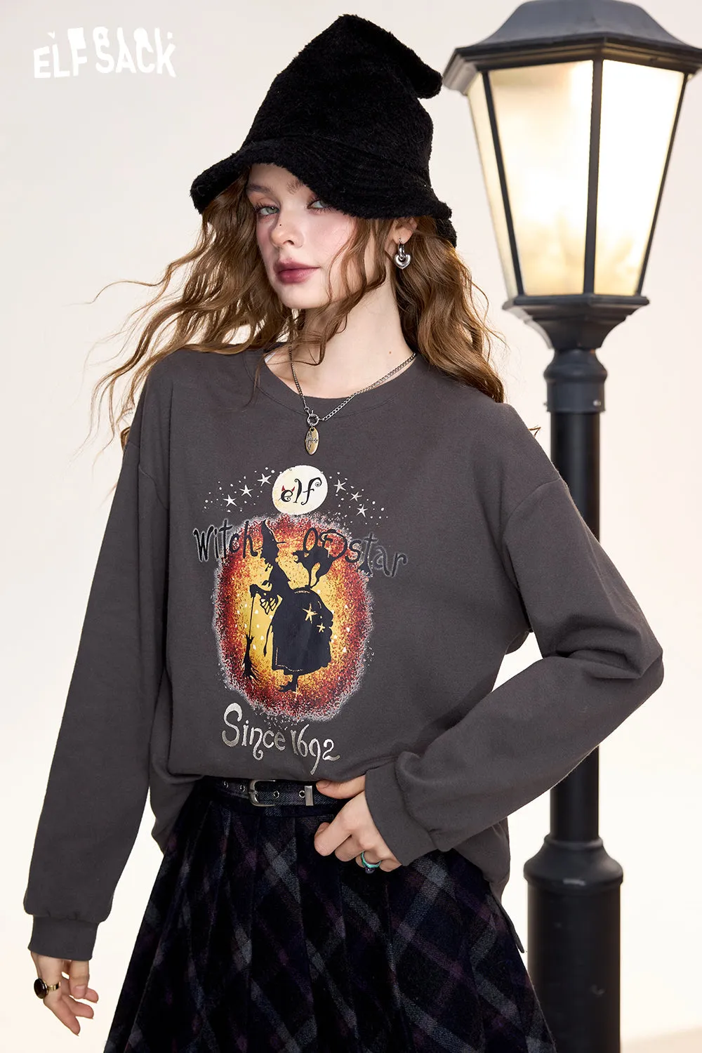 ELFSACK 2024 Winter New Arrivals Long-sleeved T-shirt for women, original witch print, retro, casual, bottoming shirt