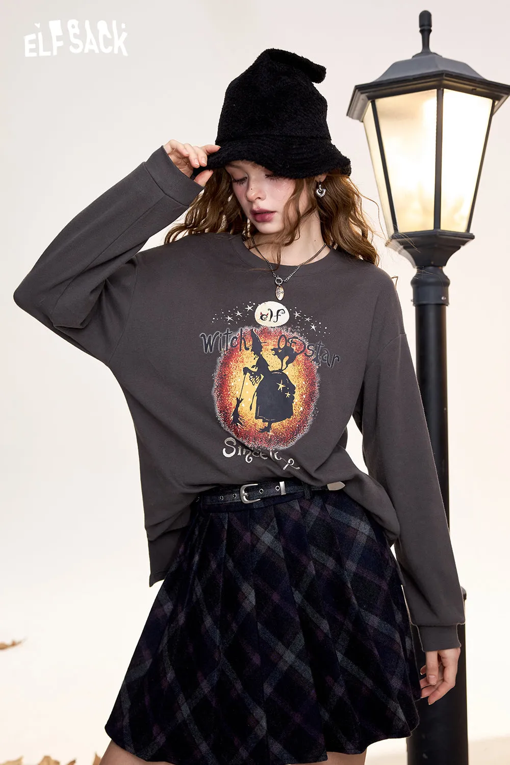 ELFSACK 2024 Winter New Arrivals Long-sleeved T-shirt for women, original witch print, retro, casual, bottoming shirt