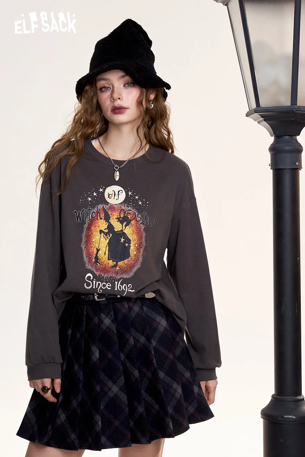 ELFSACK 2024 Winter New Arrivals Long-sleeved T-shirt for women, original witch print, retro, casual, bottoming shirt