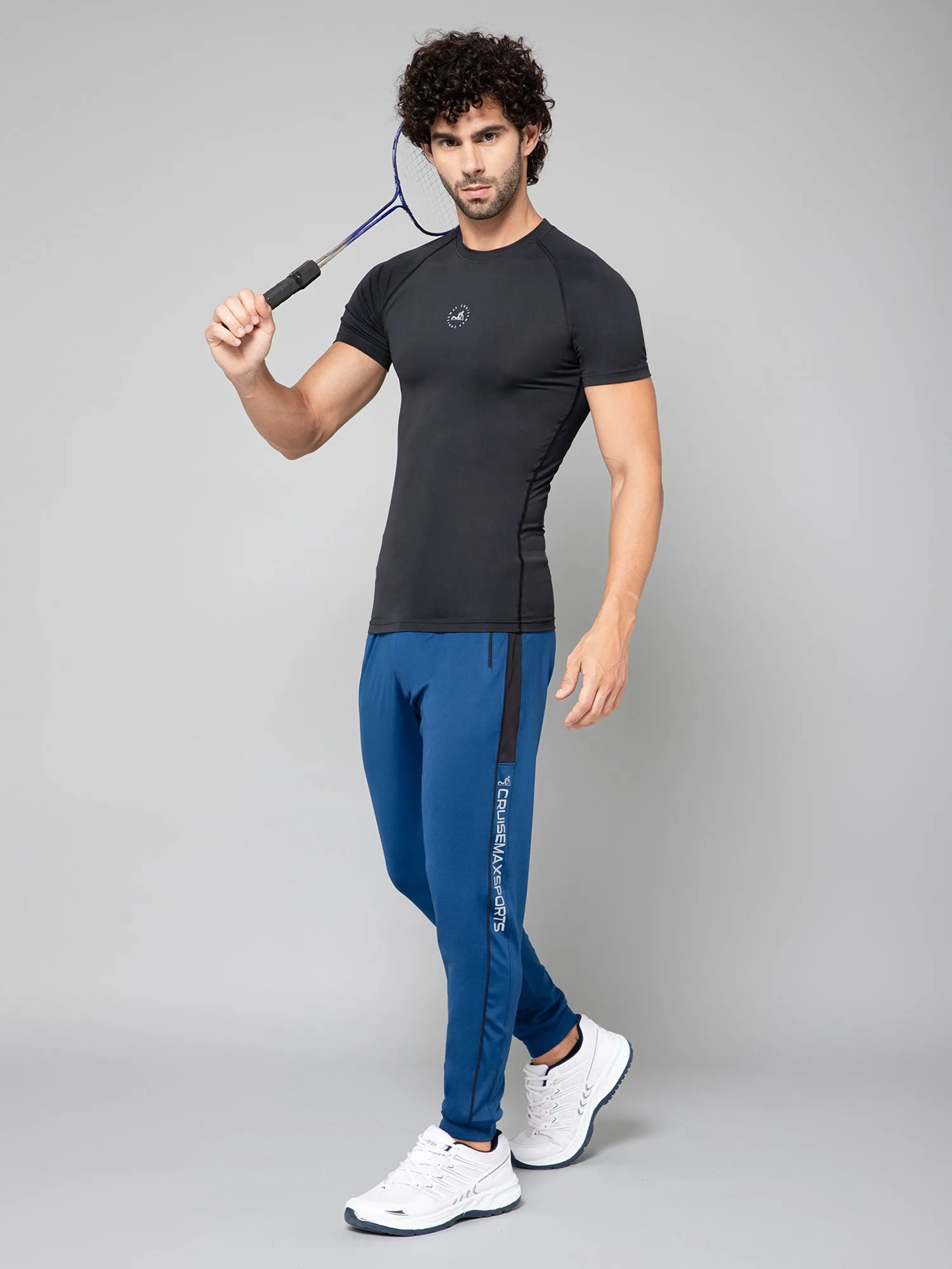 MINIMAL BUZZ LOGO DETAIL-COMPRESSION HALF SLEEVE T-SHIRT-BLACK