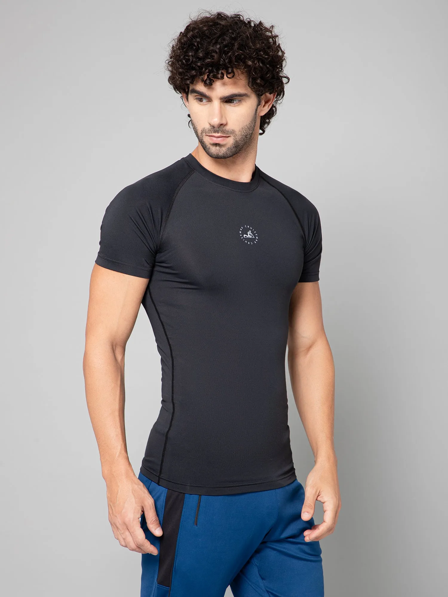 MINIMAL BUZZ LOGO DETAIL-COMPRESSION HALF SLEEVE T-SHIRT-BLACK