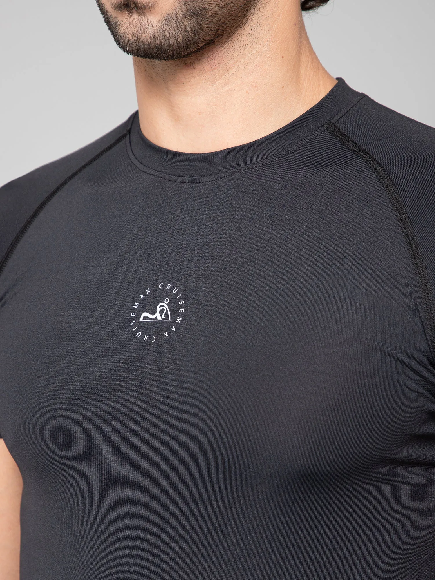MINIMAL BUZZ LOGO DETAIL-COMPRESSION HALF SLEEVE T-SHIRT-BLACK