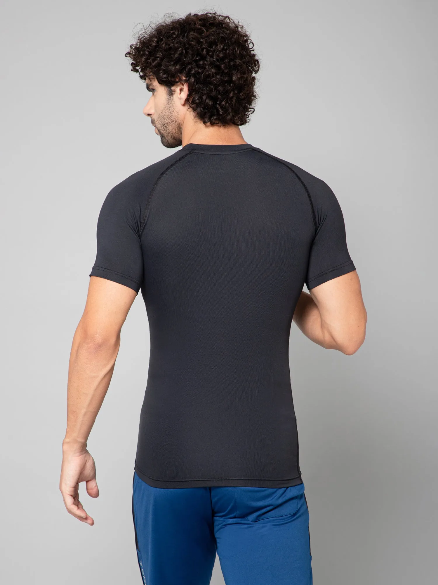 MINIMAL BUZZ LOGO DETAIL-COMPRESSION HALF SLEEVE T-SHIRT-BLACK