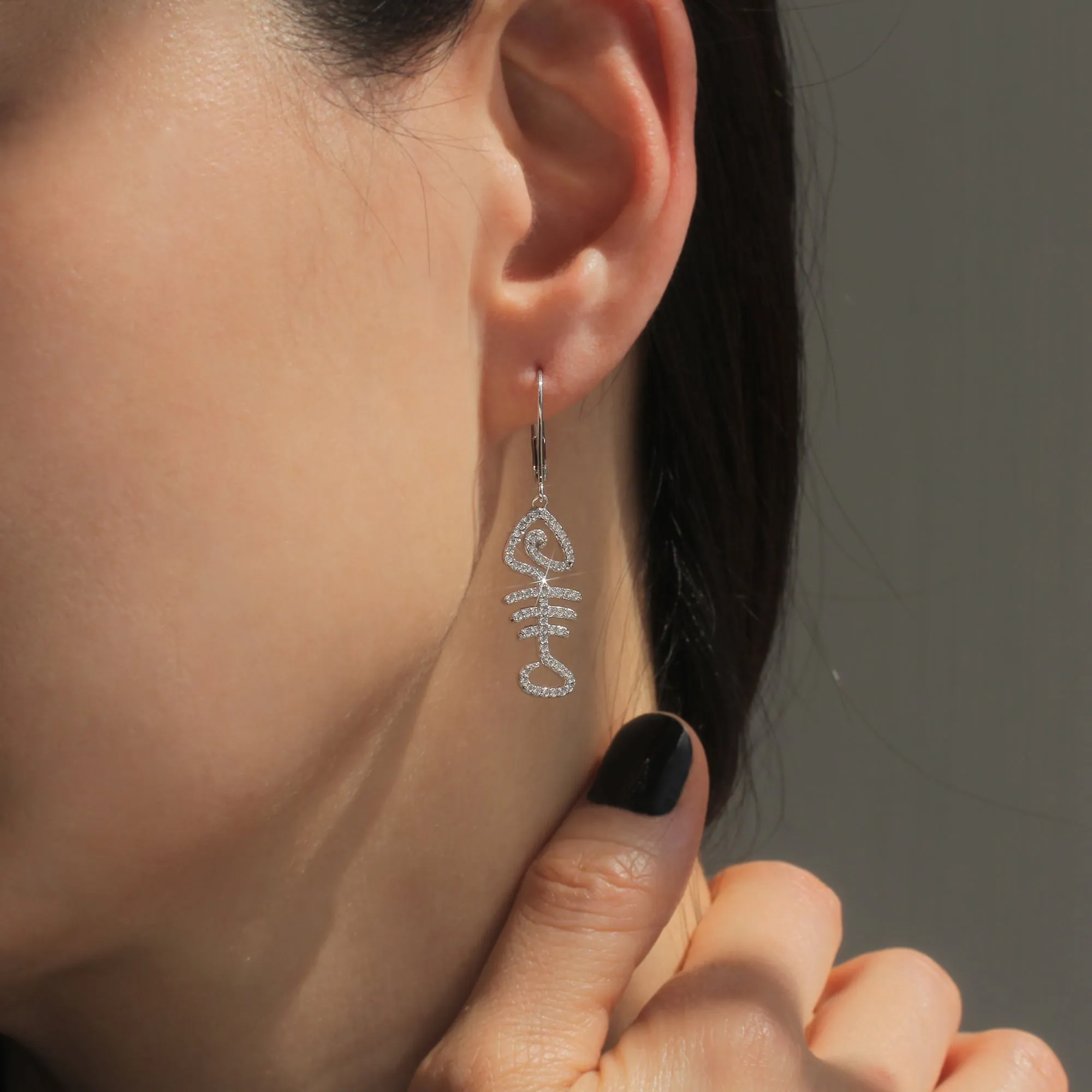 Platinum Gleam Fishbone Ensemble: A Dazzling Earring & Necklace Set