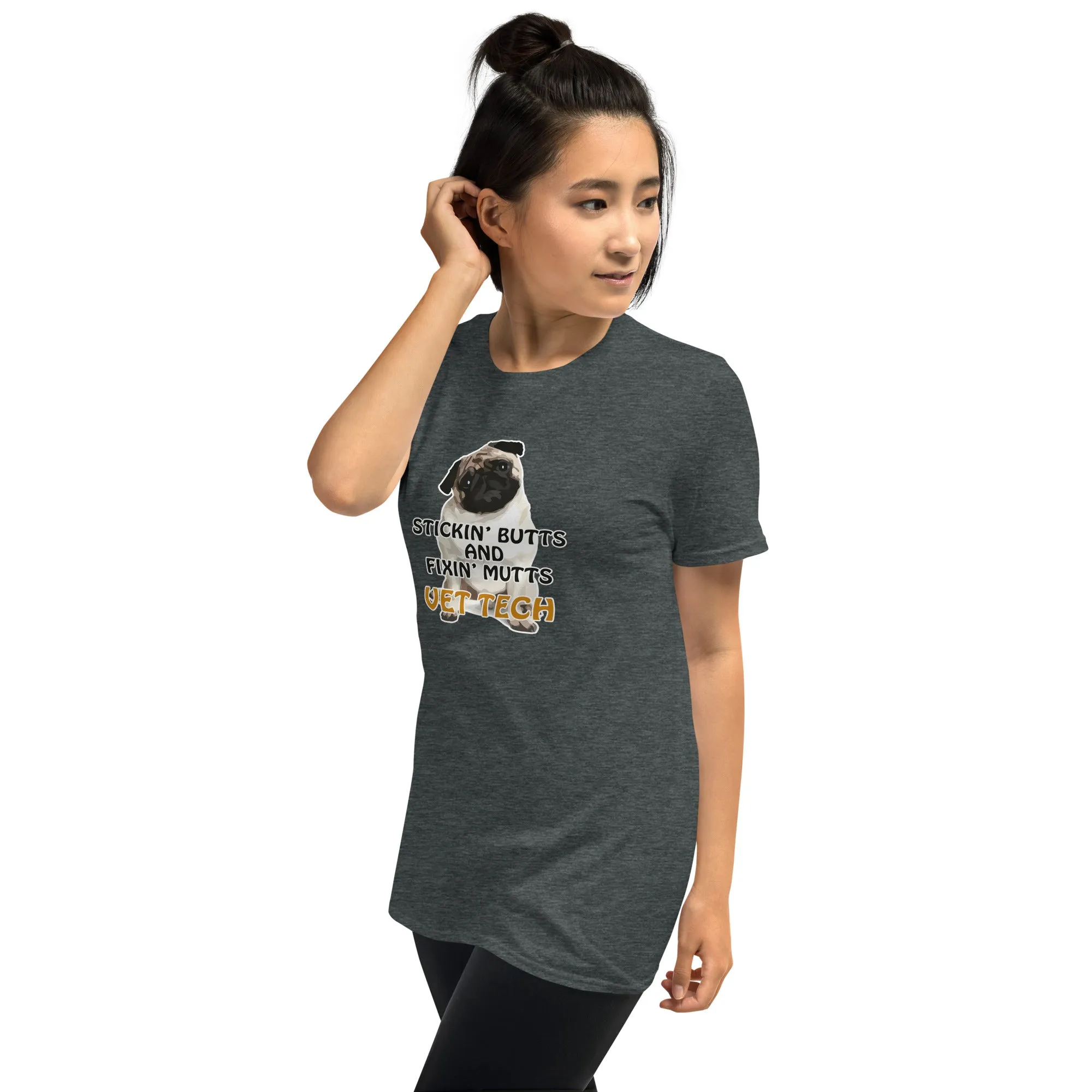 Stickin' butts and fixin' mutts vet tech Unisex T-shirt